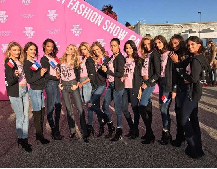 Victoria’s Secret Angels Board Plane to Paris RITZ(02)