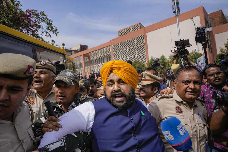 AAP members detained as they protested against Delhi CM’s arrest | RITZ
